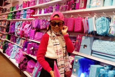 Phương Mỹ Chi nhí nhảnh đi shopping cùng cha nuôi Quang Lê tại Úc